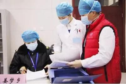 （滎陽(yáng)市人民醫(yī)院質(zhì)控辦主任丁恒工作在防控救治一線）