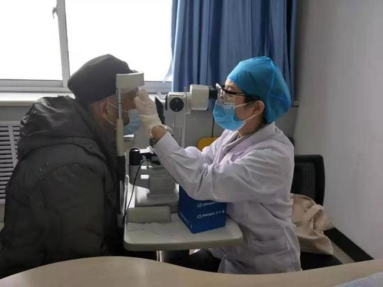 （1月30日，鄭州市第二人民醫(yī)院副主任醫(yī)師賈飛在排查患者的眼部情況）