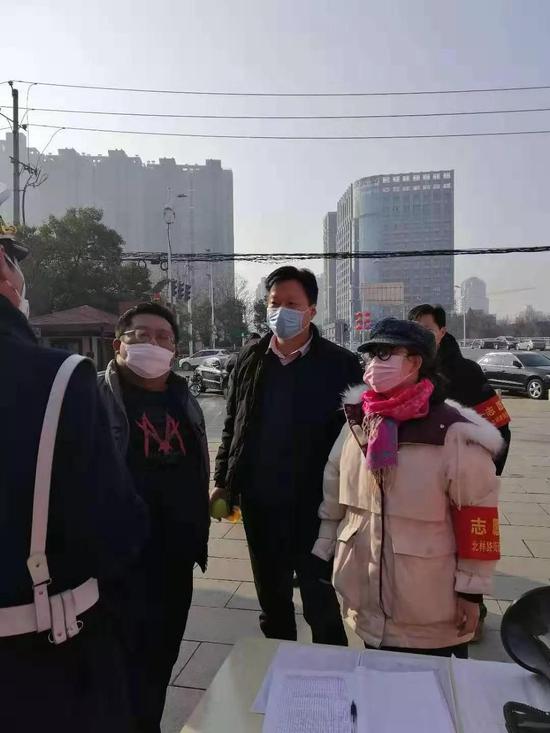 ?。?月31日，金水區(qū)政府辦公室李?yuàn)櫾邛卧飞鐓^(qū)排查安保體檢、車輛車牌及廢棄口罩垃圾箱）