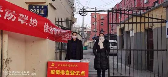 　（1月31日，管城區(qū)檢察院未檢辦主任田麗靜在東大街街道東關(guān)南里社區(qū)設(shè)卡排查疫情）